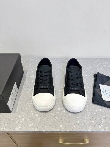 prada 普拉达 25Ss春夏新款 圆头 帆布鞋 科技帆布最新黑科技 相隔几年prada又给我们带来好看的饼干鞋了 时髦精绝对不能错过的必入款 没有任何繁杂装