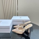 厂价 Dior 迪奥25S春夏新品 珍珠跟尖头后空高跟拖鞋 鞋面采用进口水钻网纱 内里采用羊皮内里 意大利进口牛皮大底 跟高：6.5Cm和9Cm 码数：35-3