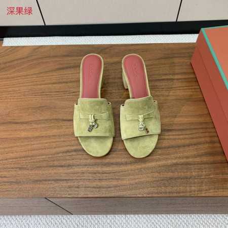 Loro piana 代购级高跟拖鞋。这款绒面拖鞋搭配饰有Loro Piana My Charms 吊坠的饰带，并饰以同色缝线。精致柔美，适合搭配都市和度假装束 - 点击图像关闭