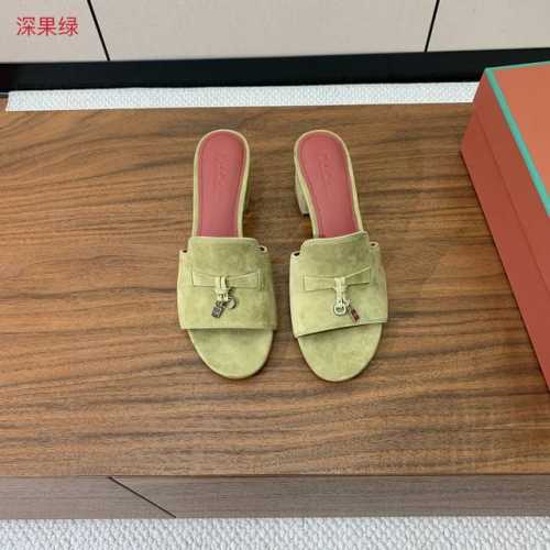 Loro piana 代购级高跟拖鞋。这款绒面拖鞋搭配饰有Loro Piana My Charms 吊坠的饰带，并饰以同色缝线。精致柔美，适合搭配都市和度假装束