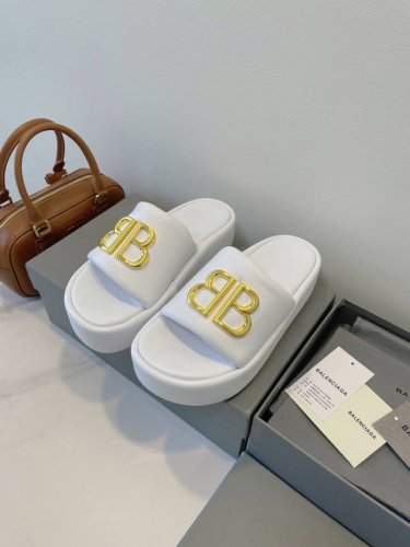 balenciaga 巴黎世家 经典元素 清新面包托鞋 拥有不羁感 2025日常百搭 摩登 逆风 性冷 厚底增高 柔软小牛皮材质 原版印字Logo橡胶大底 Si