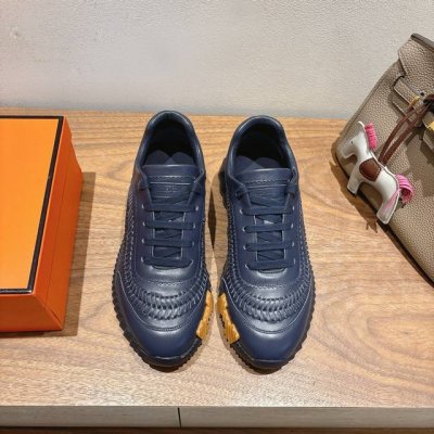 实价： Herme S Ss25 New Arrival～ 专柜大热情侣款，H家配货首选鞋履！ 是爱马仕经典款 每一季都会出很多颜色 绝对是最值得买的配货之一