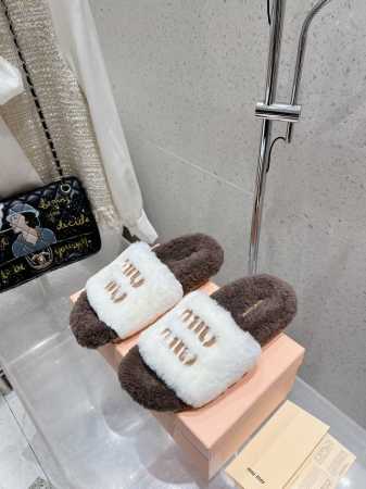 出厂 MiuMiu缪缪 miu家2024秋冬新品 专柜最新爆款毛毛拖鞋系列 火爆毛毛款拖鞋 今年主推款 上脚精致小巧，百搭好看，舒适又优雅，时尚 简约高级 随意 - 点击图像关闭