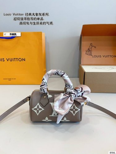 配礼盒. Lv Speedy None 枕头包 这款Retiro 手袋以标志性的Lv老花面料制成，搭配奢华的变色牛皮饰边，经典永恒。优雅低调的外形设计和宽敞的包