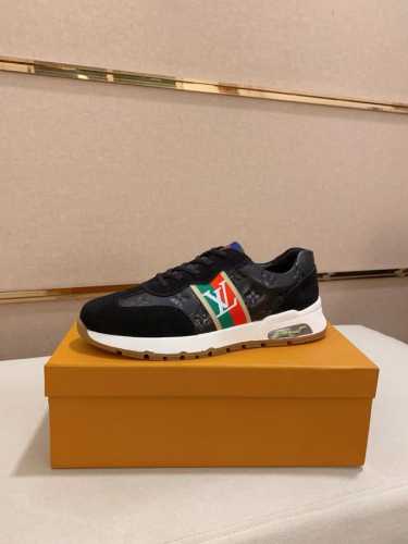 工厂价: LV 路易威登。最新潮鞋休闲鞋实体店爆款38-44码。 新品春夏季舒适进口定制原版牛皮，独特提花面料元素设计。搭配羊皮内里，Lv原版底，高端包装高品质
