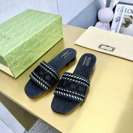顶级版本 2024春夏新款平底手写体Gucci标识刺绣丹宁牛仔G G凉鞋拖鞋顶级品质 最高版！ 备受宠爱的丹宁面料透过Gucci美学视觉再次融入盎然新意。这款凉 - 点击图像关闭