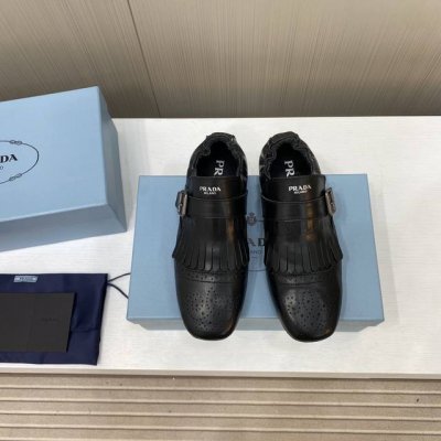出厂价 顶级品质 Prada 普拉达 25Ss春夏走秀新款流苏复古乐福鞋单鞋 这款鞋履着意呈现经典与复古格调，兼具阳刚气质与柔美风情，形成二元对比，彰显Prad