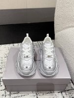 顶级版本 Balenciaga巴黎世家 25 Triple S 系带圆头做旧 女款 休闲 老爹鞋 原版购入开发 延续潮流跑鞋做旧老爹鞋，不管是从外观还是舒适轻盈