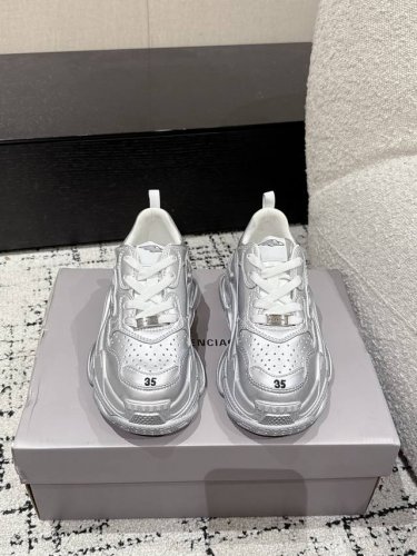 顶级版本 Balenciaga巴黎世家 25 Triple S 系带圆头做旧 女款 休闲 老爹鞋 原版购入开发 延续潮流跑鞋做旧老爹鞋，不管是从外观还是舒适轻盈