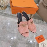 出厂价 Herme*春夏专柜新款质感凉拖系列 鞋面：原版进口小牛皮 内里：混种羊皮 大底：原版意大利真皮大底 跟高: 6.5cm 包装：原版一致专柜配套包装 鞋