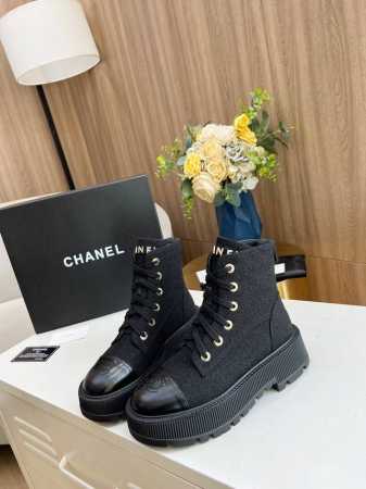 出厂价pp： 女装女鞋 运动原单 秋冬新款Chanel 香奈儿 踝靴原版开模 绑带设计穿脱超级方便，鞋头Logo电绣 鞋舌也是金属品牌Logo 面料：特殊材料 - 点击图像关闭