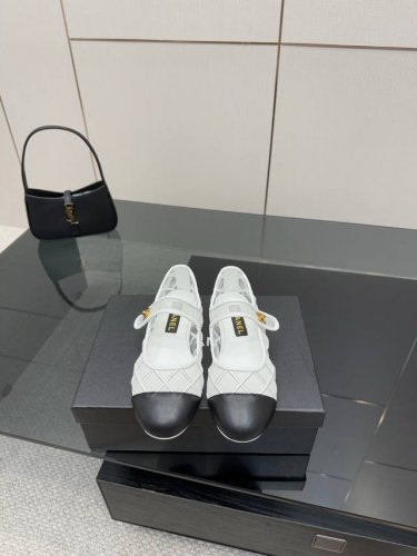 厂价 chane* 小香25p新品经典 双C书包扣玛丽珍单鞋 对它一见钟情 不夸张哦 这大概就是小香的魅力 总是很懂女生 虽然看上去很冷但配上黑丝袜特有感觉 是