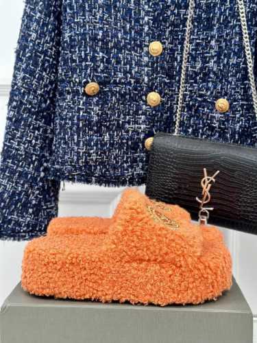 厂价 Balenciaga｜巴黎世家24S新品字母刺绣泰厚底迪毛毛拖鞋 独家正确版本、原版开发、时尚圈内各大网红明星又在拼命种草的款式。火爆整个ins！又是一个