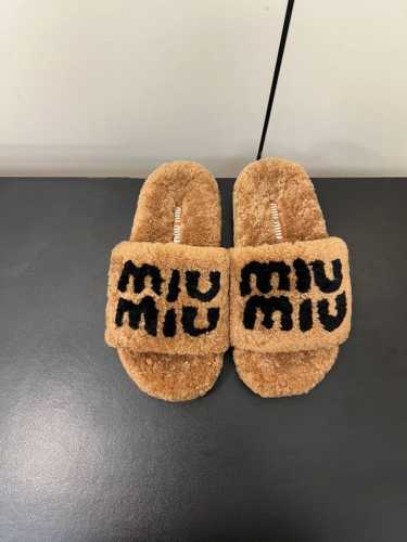 miumiu缪缪毛毛拖2024秋冬新款毛毛拖鞋Miu Miu秋冬新季的潮流要素，与此刻挚爱的概念，多元对撞，传达现代风格~ 怎么穿都好看今夏时髦精最爱 看起来不