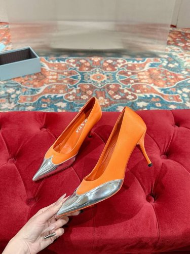 PRADA 2025ss普拉达春夏T台秀场穆勒鞋 真丝尖头系列Prada春夏简约风，采用上等高丝光真丝绸缎加TPU镜面材质制作、全系列简约的光板Logo品牌标识