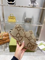 Gucci 古奇 官网最新款高版本限量款，厚底坡跟拖鞋 顶级品质发售 购入正品开发 . 材质.工艺与原版一致 鞋面：原版提花工艺 内里：混种羊皮 大底：意大利私