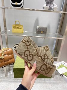 Gucci 古奇 官网最新款高版本限量款，厚底坡跟拖鞋 顶级品质发售 购入正品开发 . 材质.工艺与原版一致 鞋面：原版提花工艺 内里：混种羊皮 大底：意大利私