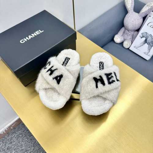chanel 香奈儿 白色刺绣条纹logo加绒毛里一字平底拖鞋秋冬新款羊毛拖鞋 让我重新爱了它一次！这季节美鞋太多这款毛拖真的是让我无法自拔真太可爱了～ 面料：