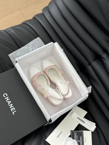 Chanel 经典Slingback后空凉鞋 前几年一直在做这个款 今年我们还是重新购版，再次精细Copy。 发现新版面的鞋面线条和形体舒适度都做了微调！ 这个