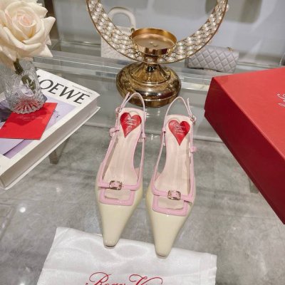 出厂 Roger Vivier 25新款Rv女鞋迷你饰扣后空凉鞋漆皮后袢带高跟鞋 迷你饰扣漆皮后袢带高跟鞋本款高跟鞋以闪亮漆皮制成 糅合众多品牌标志性元素 从品