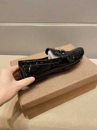 实价 ，Gucci官方旗舰店原单商务休闲豆豆鞋～四季潮鞋 专柜品质，古奇1:1优质做工，鞋面:进口牛皮、舒适透气羊里，时尚懒人商务风设计，休闲乐福款，跑步鞋青年 - 点击图像关闭