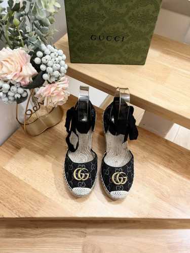 P340 24Ss早春Gucci古奇草编厚底坡跟凉鞋能够为你的夏日装扮带来一抹摩登风情。 鞋面：皮革，织物 衬里：皮革 鞋底：皮革内底，橡胶鞋底 露趾圆头 西班