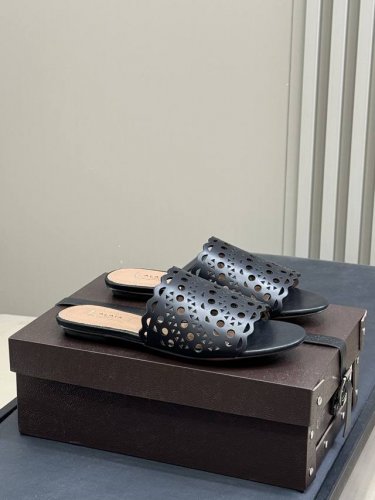 顶级品质 alaia Ss25 New Arrival 阿莱亚 25春夏 雕花拖鞋新品 看着很怂 穿着很美 真的 试过就知道 它对脚的包容性很好 而且超级显瘦