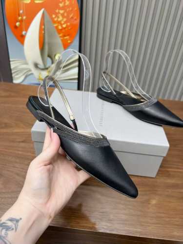 BrunelloCucinelli 。时尚高跟凉鞋上新款了。面料：进口羊皮。内里牛皮，纯铜珠链，上脚美观大方，百分百原版开发。原版包装，码数35 －42。35