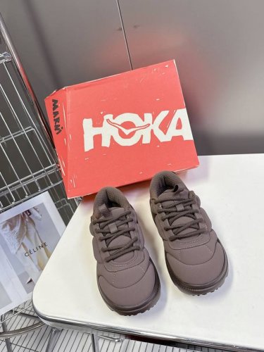 Marni玛尼 X Hoka 泡芙面包鞋运动鞋 向来以大胆前卫设计美学见称的 Marni 创意总监 Francesco Risso 擅长运用鲜明色彩及独特剪裁