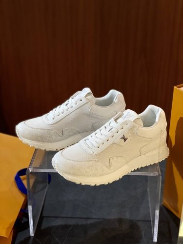 l家Run Away 运动鞋 size 39~44 38.45.46定制 本款 Run Away运动鞋糅合科技网格面料和 Monogram 穿孔牛皮革 以考究设