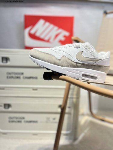 Nk Air Max 1 初代复古气垫慢跑鞋 由Tinker Hatfeld和Mark Parker在1987年设计 灵感来自于巴黎蓬皮杜中心 Tinker H