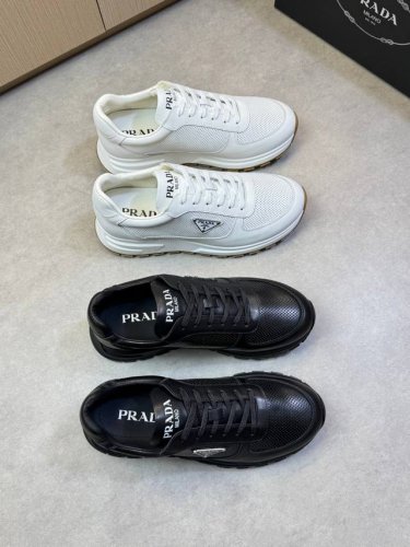 prada 普拉达 -高端品质 原单休闲运动鞋 -鞋面：纳帕小牛皮、打孔小牛皮、鞋身品牌金属扣件、鞋舌注塑品牌Logo -内里：水染牛皮 -大底：超轻Tpu发泡