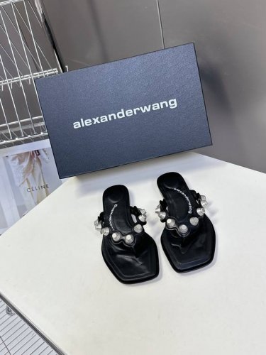 Alexanderwang 大王春夏最新款重工艺钉钉拖鞋 个性御姐风 超有质感 爱了爱了 该款设计简约上脚时尚舒服 夏季不可缺少的一款大王呈现焕然一新的标志性轮