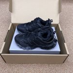 顶级Balenciaga巴黎世家 Track 3.0 尼龙 百搭舒适 低帮老爹鞋男女同款。 面料采用高密度网格拼接多重裁片皮革 内里织网 大底采用高发泡以及橡胶
