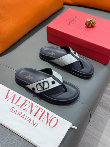 商品名称：Valentino 华伦天奴 正规码数: 38-44 拖鞋 商品材料：精选进口原版面料，原厂特供原版底。