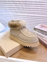 UGG P: 女款Size：35-41 UGG雪地靴上新：2024最新款，款号：22553，延续一直爆火的小圆头设计，增加最新防滑搓衣板大底，浓浓密密的翻口毛，