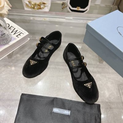 出厂价p prada 普拉达2025Ss春夏新品 闪亮登场 玛丽珍平底芭蕾舞鞋 柔软舒适 ，小红书各大博主推荐，妥妥的学院风通勤1-1开发 圆头金色三角标扣 面