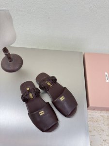 miu'miu 松紧舒适 咖啡 小羊皮 对版 平底设计 系列 Miu'miu 经典舒适 制作 原版一致 一体成型大底 高版本 面料 小羊皮 原版一致 对版 设计