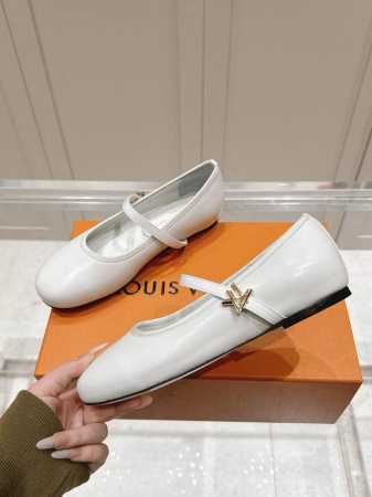 Louis Vuitton 路易威登春夏 村上隆 联名玛丽珍时装平底芭蕾舞鞋 春夏秀场出镜超多名模上脚 简约大方非常百搭 鞋面采用原版牛皮，Lv彩色老花标识点缀 - 点击图像关闭