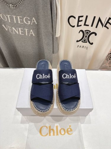 高版本出厂 Chloe 克洛伊2025Ss蔻依新款麻绳厚底交叉带拖鞋闪亮登场！简直是时尚感与舒适度的天作之合～ 盛夏不可缺少的单品拖鞋，上脚极具吸引时髦运动风尚