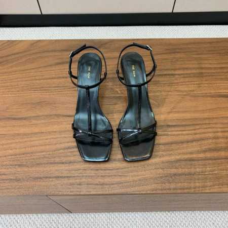 The Row 方头坡跟凉鞋。 非常舒服的高跟鞋，极简设计理念，版型显瘦好穿颜值与实用性并存。鞋面牛皮，羊皮内里及垫脚。 真皮大底，跟高6Cm 码数：35-40 - 点击图像关闭