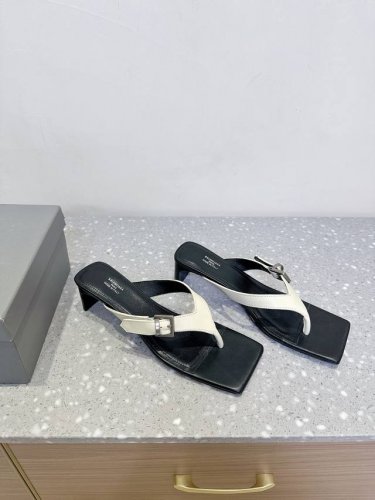 Balenciaga 巴黎世家 25Ss春夏新款 方头 搭扣 人字拖 拖鞋 将时髦发挥到极致的 巴黎世家方头时装鞋 巴黎世家的绝对开了挂 每一双都想去入 因为真