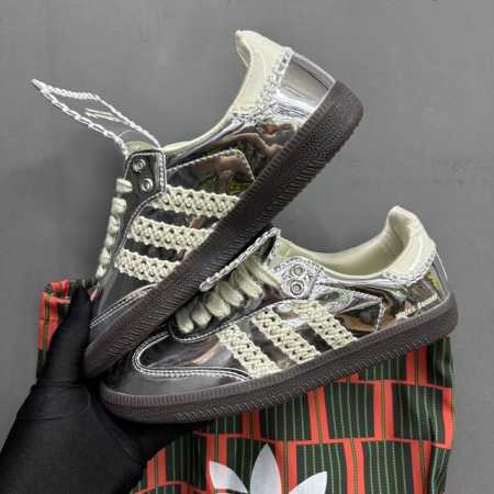 档口现货 德训联名新配色 原版抽屉盒配印刷布袋 wales Bonner X Adidas 新联名款 简洁的色彩搭配今年爆火的液态银色充满未知感 侧方三条纹蕾丝 - 点击图像关闭