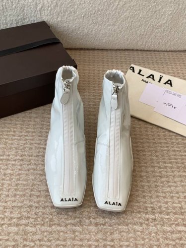 ALAlA25 Fw新款阿莱亚法式方头 芭蕾舞短靴具有柔美浪漫气息的方头单鞋，传统的芭蕾风格具有了更多施展的可能性，也更能与当代时尚结合。女性气质十足的芭蕾元素