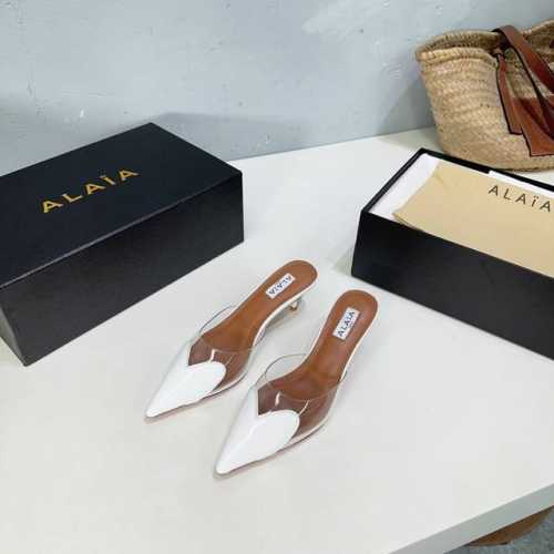 高品质出厂 ！小众潮牌独最新爆品小红书火推 AlAIA24春夏新款爱心胶片尖头细跟后空凉拖系列推出 无数的名设计师都把他看作“DesignerofDesigne