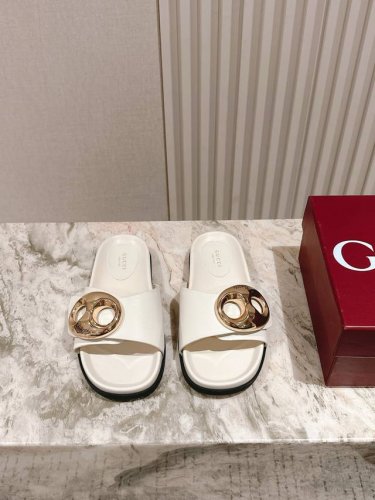 Gucci 沙滩拖鞋，钻G扣皮面拖鞋，百搭M多裙子 裤子，网红搭配不同颜色袜子穿也超级洋气，Gucci经典老花布面 烫钻扣牛皮面 Tpu防滑大底 Zp开模中底垫