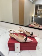 出厂价pp Valentino华伦天奴 新款-最新上市的一款凉鞋 好看又百搭 后跟带加小蝴蝶结设计淑女又不失干练气质上脚超级舒服美到窒息 鞋面 进口牛皮 内里