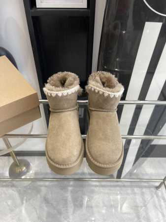 UGG 24ss 秋冬季人手必备单品雪地靴 搭配系数也是百分百 炸好看 比较设计的款，随心所欲 雪地靴显腿细 百搭单品 时尚感十足穿上气场爆涨 瞬间拉长腿型 鞋 - 点击图像关闭