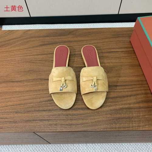 Loro piana 代购级平底拖鞋。这款绒面拖鞋搭配饰有Loro Piana My Charms 吊坠的饰带，并饰以同色缝线。精致柔美，适合搭配都市和度假装束