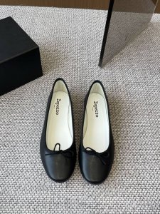 Repetto 25Ss春夏新款 芭蕾舞鞋 平底单鞋 只要平时喜欢穿芭蕾鞋 芭蕾鞋控的宝子们 完全可以闭眼去冲这双 鞋型巨乖 上脚完全不想脱下来 上脚脚感舒适显